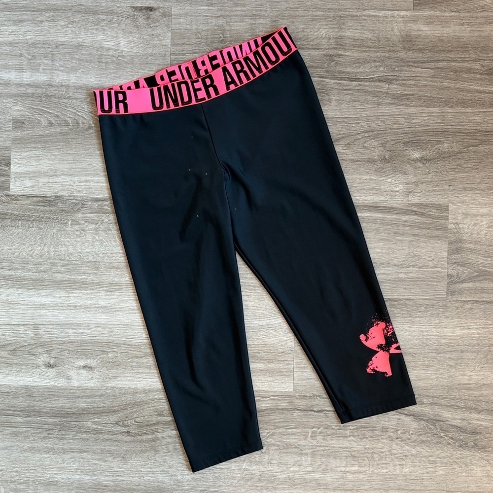 Under Armour black/white workout capri leggings